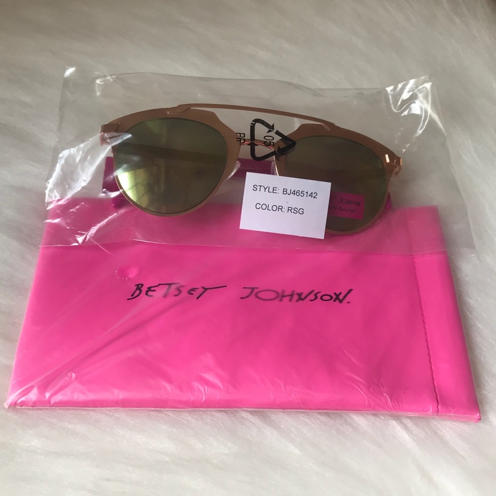 Betsey Johnson Retro Sunglasses - Picture 8 of 8